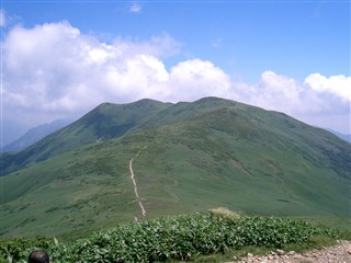 平標山から仙ノ倉山を見る
